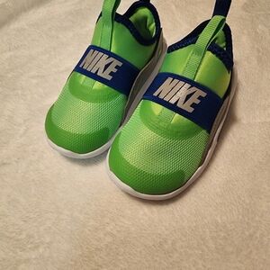 Nike Kids Vibrant Green and Navy Slip-On Sneakers